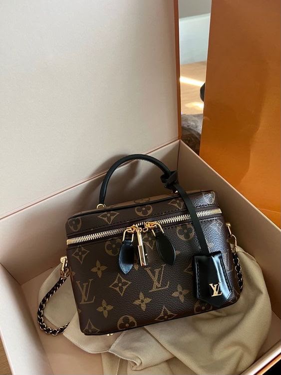 شنطه مكياج لويس فيتون